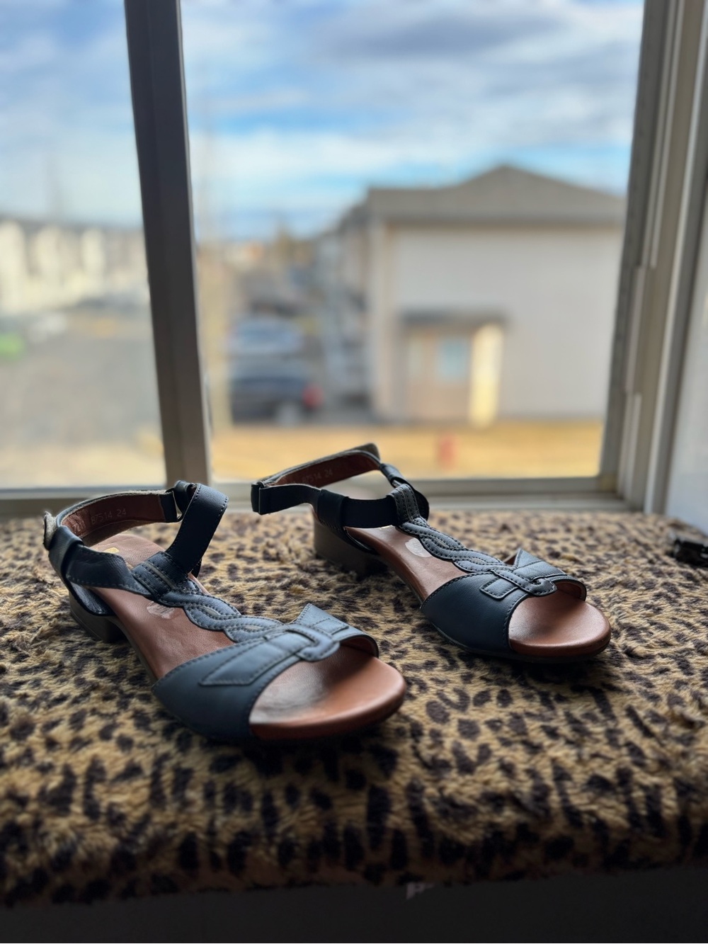 New Women’s authentic Leather navy blue Low Heel Sandals size 7